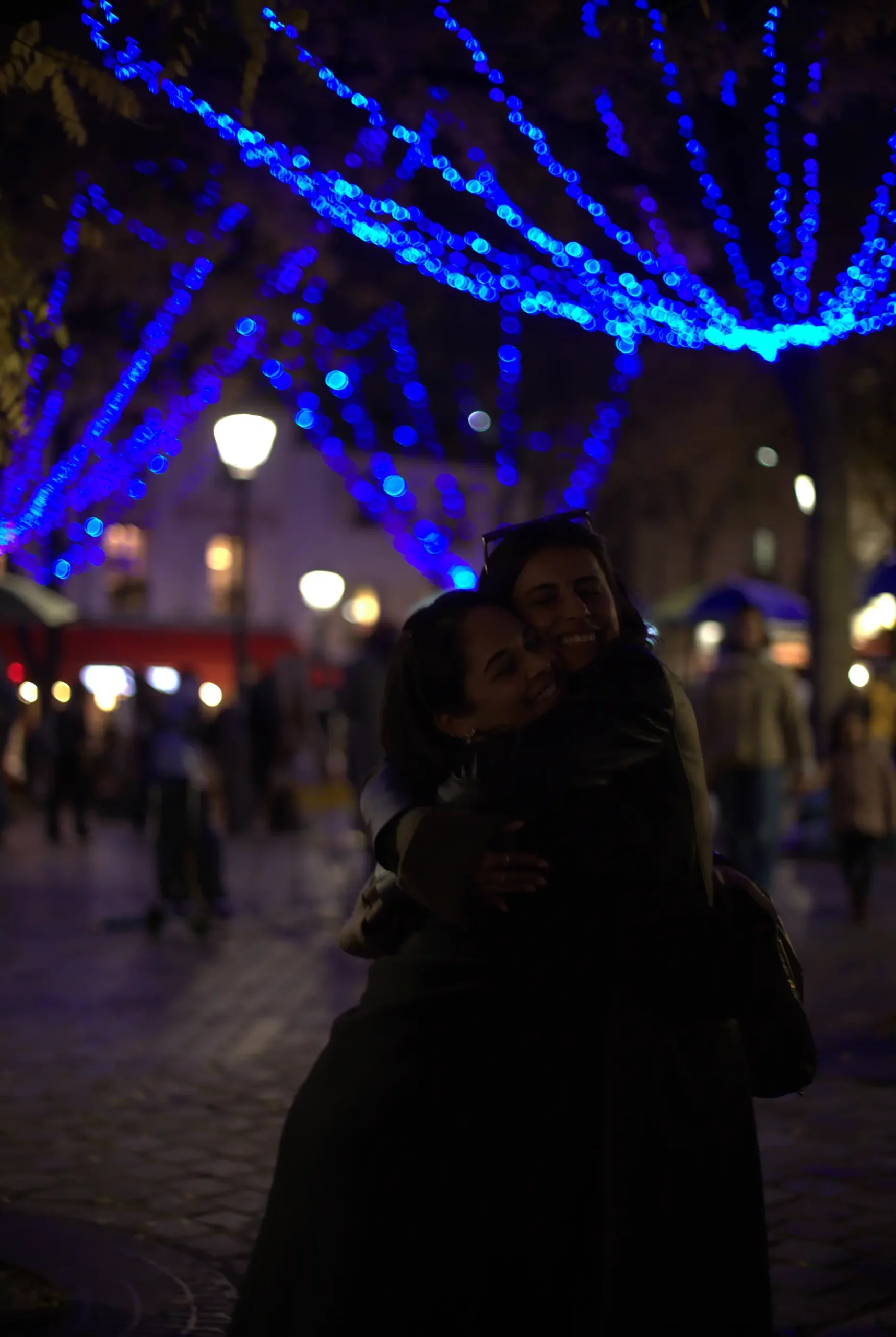 Des amies se faisant un câlin / Friends hugging