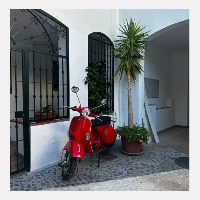 A red vespa / Une vespa rouge